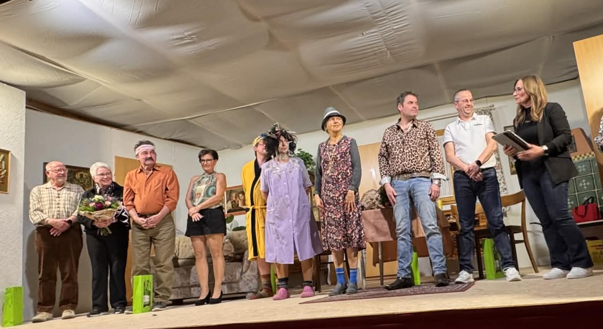 Lachen garantiert: Erfolgreiche Theaterabende in Neckarburken